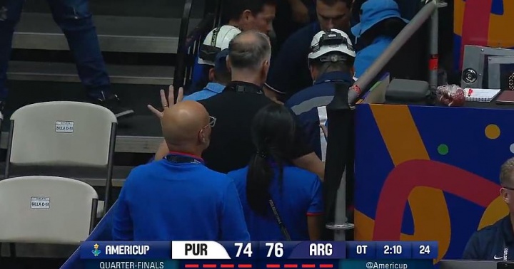 开云入口-阿尔瓦拉多背部重摔伤退 剧痛难忍掩面落泪😭 担架护送离场