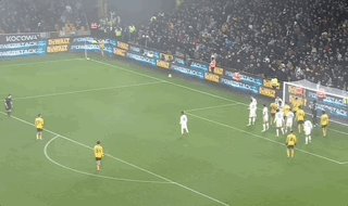 kaiyun-【英超】B费红牌库尼亚角球直接破门，狼队2比0曼联