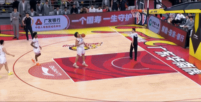 开云官网-看了阿旺奎因互相甩锅拒投三分的名场面，才知道广东队架构有多糟